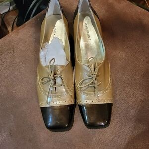 Anne Klein iflex AK Brown/Tan Tie-Up Color-Block Heeled Oxford Shoes/AKKarisse